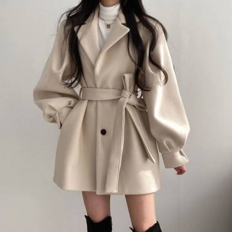 "Mocha Mousse Élégance : Le Manteau Qui Allie Style et Durabilité"